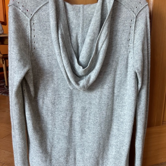 White + Warren Light Gray Cashmere V-Neck Sweater size medium - Picture 3 of 7